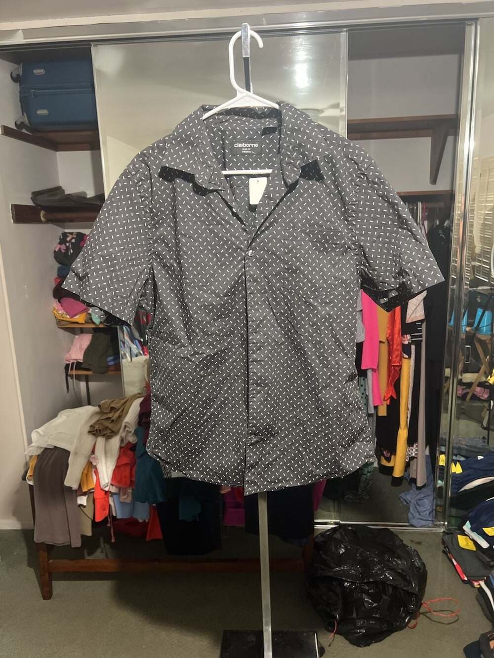 Claiborne Men's Slim Fit Stretch Short Sleeve Button-Down Shirt Charcoal Gray Do